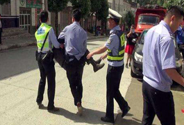 當(dāng)民警遇上碰瓷，這樣執(zhí)法讓我驚呆了